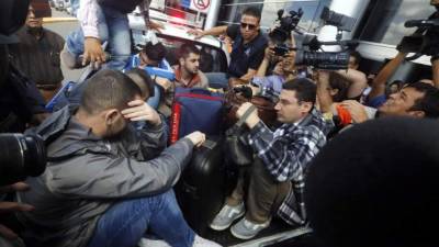 Ciudadanos sirios cuando eran trasladados ayer desde el aeropuerto de Tegucigalpa hacia las oficinas de la Policía hondureña.