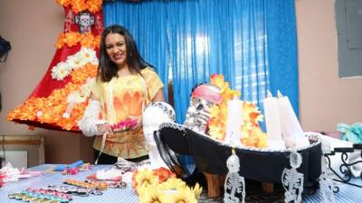 Lesly Martínez trabaja en la decoración de una diadema. Hace dos meses sufrió un accidente, pero no la detiene en su emprendimiento.