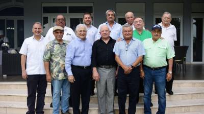 amistad. Los amigos de Reynieri Jiménez le prepararon una sorpresa, como motivo de despedida antes de partir hacia el Vaticano.