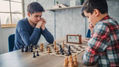 Jugar ajedrez desde joven mejora las habilidades mentales.