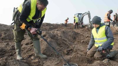 Un niño de 13 años y un arqueólogo aficionado descubrieron en la isla alemana de Rügen un tesoro que pudo pertenecer hace más de un milenio al rey Harald 'Diente azul', que introdujo el cristianismo en Dinamarca.Rene Schoen y el estudiante Luca Malaschnichenko cavaron junto a los expertos que lograron extraer el valioso tesoro.