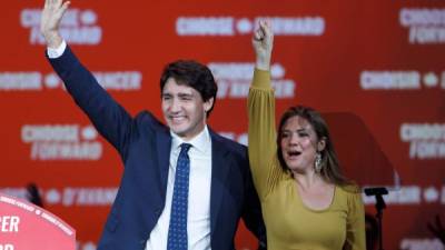 Justin Trudeau celebró junto a su esposa, Sophie Grégoire Trudeau, su victoria en las elecciones legislativas de Canadá./AFP.