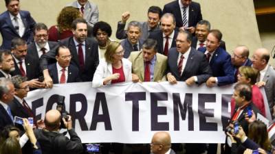 Diputados protestan contra Temer previo al inicio de la votación que definirá si el presidente enfrenta o no un juicio penal. AFP.