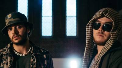 El cantante Yussef Kamaal y su banda es uno de los perjudicados con las políticas de Trump