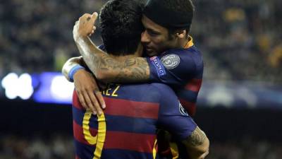 Luis Suárez y Neymar celebrando contra el Bate Borisov. Foto AFP