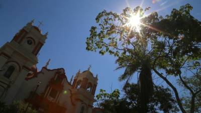 Los sampedranos deben hidratarse y proteger su piel de los rayos del sol.