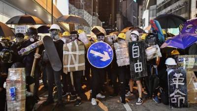 Tras ocho semanas de protestas masivas en Hong Kong, el ejército chino lanzó una fuerte amenaza contra los manifestantes mediante un video que muestra su extenso arsenal antidisturbios y un duro discurso del comandante militar en jefe en la excolonia.