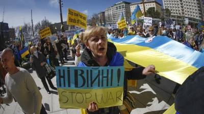 Centenares de personas participan este domingo en una marcha desde la Plaza de España hasta la Puerta del Sol en Madrid para pedir el fin de la guerra en Ucrania.