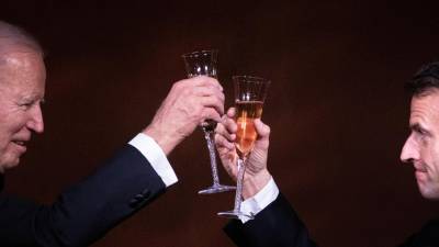 El mandatario francés Emmanuel Macron y el presidente estadounidense Joe Biden en un brindis durante una cena en la Casa Blanca, el jueves en la noche.