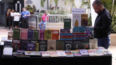 Un hombre participa en la inauguración de la Primera Feria Internacional del Libro, con México como país invitado, hoy, en Tegucigalpa (Honduras). EFE/ Gustavo Amador