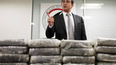 El ministro francés de Interior, Manuel Valls, mostró algunos paquetes de la droga decomisada.