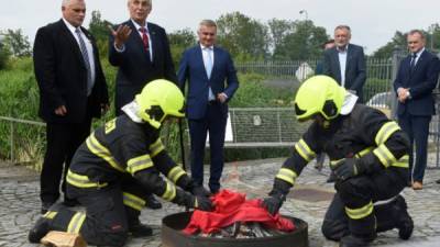 El presidente checo hace quemar con ayuda de bomberos un gran calzón rojo para burlarse de los periodsitas. Foto.AFP