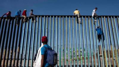 Los migrantes de los países centroamericanos pobres, en su mayoría hondureños, que se dirigen a Estados Unidos con la esperanza de una vida mejor, se ven cerca de la frontera de Estados Unidos en Playas de Tijuana, México, el 13 de noviembre de 2018. (Photo by Guillermo Arias / AFP)