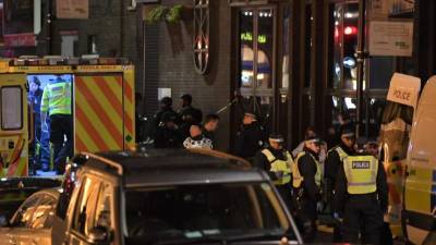 Police and members of the emergency services work at the scene of a terror attack near London Bridge in central London on June 3, 2017.Armed police fired shots after reports of stabbings and a van hitting pedestrians on London Bridge today in an incident reminiscent of a terror attack in March just days ahead of a general election. / AFP PHOTO / Chris J Ratcliffe