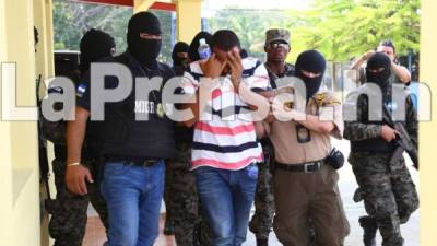 Las autoridades policiales y militares le seguían la pista al colombiano, quien al prinicipio estuvo relacionado como sicario, en Colombia lo vinculan como capo de la droga.
