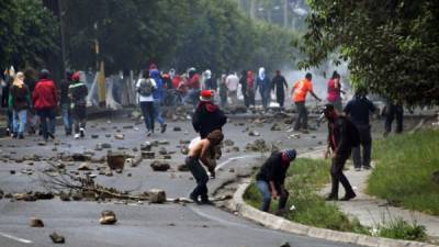 Cientos de manifestantes bloquearon el viernes importantes carreteras en las principales ciudades de Honduras.