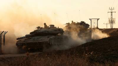 Israel mantiene tropas en la frontera con el Líbano ante los ataques de Hezbolá.