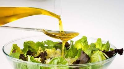 El consumo de aceite de oliva con hojas verdes es beneficioso para la salud.