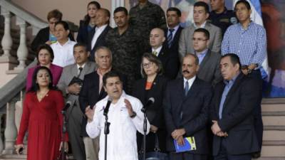 El presidente Hernández brindó declaraciones tras reunirse con la comisión multipartidaria.
