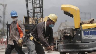En las obras de Siglo 21, los colaboradores deben usar mascarillas, y personal médico les lleva control. Foto La Prensa: Melvin Cubas.
