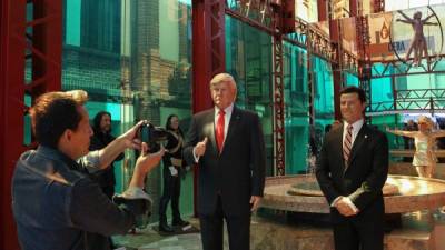 MEX101. CIUDAD DE MÉXICO (MÉXICO), 01/02/2017.- Un hombre toma una fotografía a las figuras de cera del presidente de Estados Unidos, Donald Trump (c), y del presidente de México, Enrique Peña Nieto (d), hoy, miércoles 1 de febrero de 2017, en una exposición en el Museo de Cera de Ciudad de México (México). Los presidentes de México, Enrique Peña Nieto, y de Estados Unidos, Donald Trump, enfrentados por el muro que el republicano quiere construir en la frontera común, posan juntos como figuras de cera en el Museo de Cera de la Ciudad de México. Justo en el salón de entrada, las figuras de Peña Nieto y Trump, lado a lado, reciben a los visitantes, que toman sus cámaras para hacerse la foto con ellos, aunque muchas de ellas 'con un toque crítico', dijo a Efe la portavoz del Museo, Alejandra Urbina. EFE/Alex Cruz