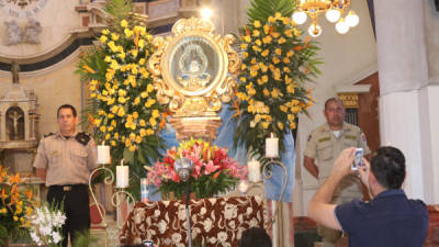 Bomberos llevaron flores a la Virgen.