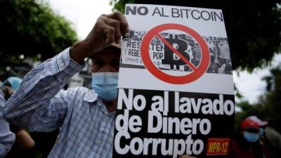 Exguerrilleros y veteranos del Ejército de El Salvador protestan contra el uso del bitcóin. EFE.