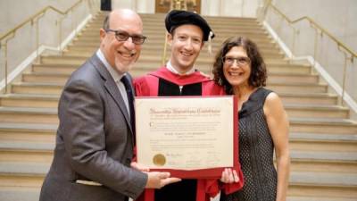 Zuckerberg posa con sus orgullosos padres tras graduarse de la universidad de Harvard.
