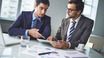 Emprendores estudian propuestas para desarrollar en la compañía.