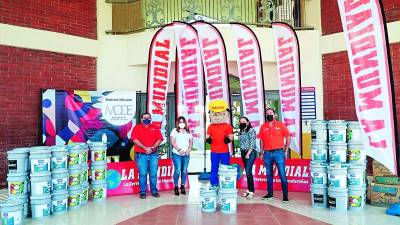 La Mundial se hizo presente en la campaña de solidaridad para reconstruir Guanaja con la donación de pintura y otros materiales.