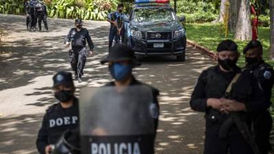 La policía antidisturbios monta guardia frente a la casa de Cristiana Chamorro, candidata presidencia. La policía nicaragüense el 2 de junio de 2021 se movilizó para arrestar a la líder opositora Cristiana Chamorro, allanando su casa después de que se emitiera una orden judicial basada en denuncias de lavado de dinero hechas por el gobierno del presidente Daniel Ortega.