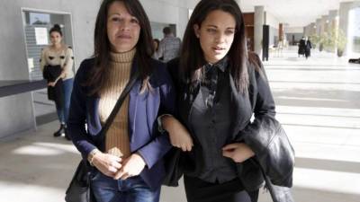 Sophie Serrano junto a su hija no biológica Manon Serrano ganaron una millonaria compensación a una clínica francesa que intercambió a Manon al nacer.