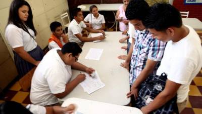 Los estudiantes instalaron mesas en una de las oficinas del colegio para matricular a los adultos que llegaron.