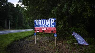 Un cartel de campaña de “Trump 2024” modificado a mano, en Whaleyville, Maryland, el 22 de junio de 2022.