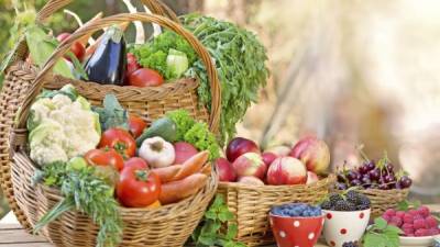 Siga una dieta rica en frutas y verduras.