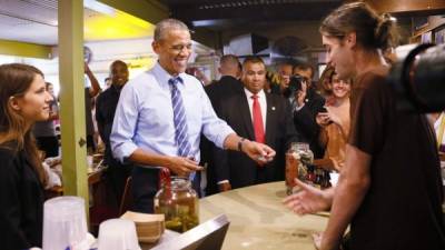 El presidente Obama bromeó sobre sus pagos de su tarjeta de crédito, luego de que se la rechazaran en un restaurante de Nueva York.
