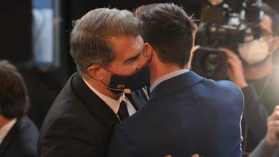 Joan Laporta en el momento que le daba un efusivo abrazo a Messi previo a la investidura. Foto AFP.