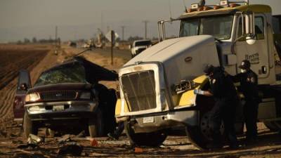 Una camioneta que trasladaba más de 25 inmigrantes se estrelló contra un camión cerca de la frontera entre México y California./AFP.