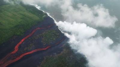 Una nueve blanca de vapor tóxico siguió hoy elevándose sobre el cielo de Hawái generada por los ríos de lava del volcán Kilauea que llegan al océano Pacífico, en lo que supone un nuevo peligro para la población tras la erupción de hace dos semanas.
