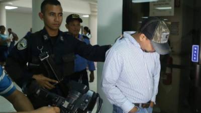 El acusado llegó custodiado a los juzgados de San Pedro Sula.