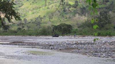 El paso de vehículos es constante en el paso de La Playona para llegar a la frontera con Guatemala, adonde también se arriba por las montañas.