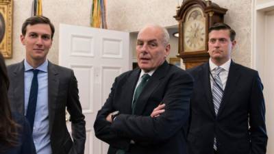 Kelly junto al asesor presidencial Jarred Kushner y el exfuncionario Rob Porter.