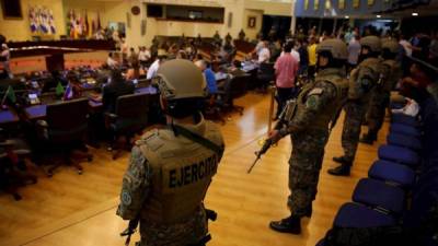 Militares hacen presencia en una sesión del Congreso este domingo en San Salvador (El Salvador). Foto: EFE/Rodrigo Sura