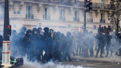 La policía francesa hace frente a violentos manifestantes en las protestas de este martes en París.