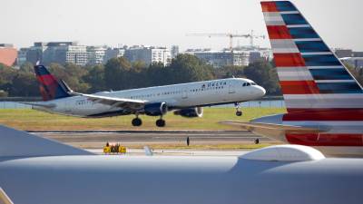 Nochebuena, uno de los días con más tráfico aéreo del año, ya empezó con la suspensión de centenares de itinerarios.