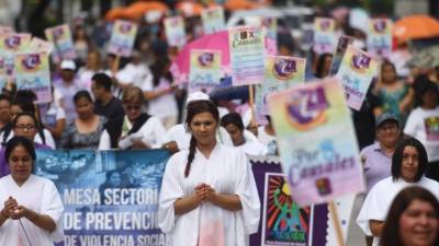 Parte de las mujeres que se manifestaron ayer en San Salvador para exigir la despenalización del aborto.
