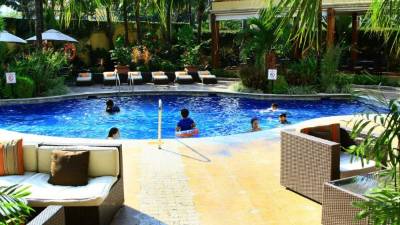 En el Intercontinental adultos y niños disfrutaban de un fresco chapuzón.