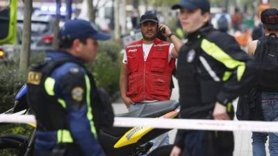 Personal de seguridad acordonan los alrededores del centro comercial Costanera Center de Santiago.//EFE/Elvis González