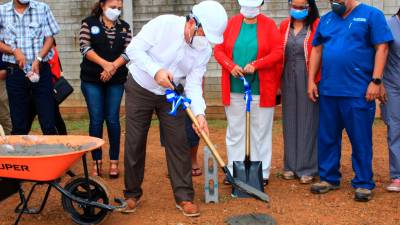 obra. Autoridades municipales, de salud y patronatos colocaron la primera piedra del proyecto.