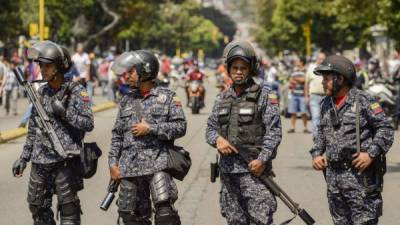 Policía antidisturbios de Venezuela se ve durante una demostración de simpatizantes del líder opositor Juan Guaido. AFP